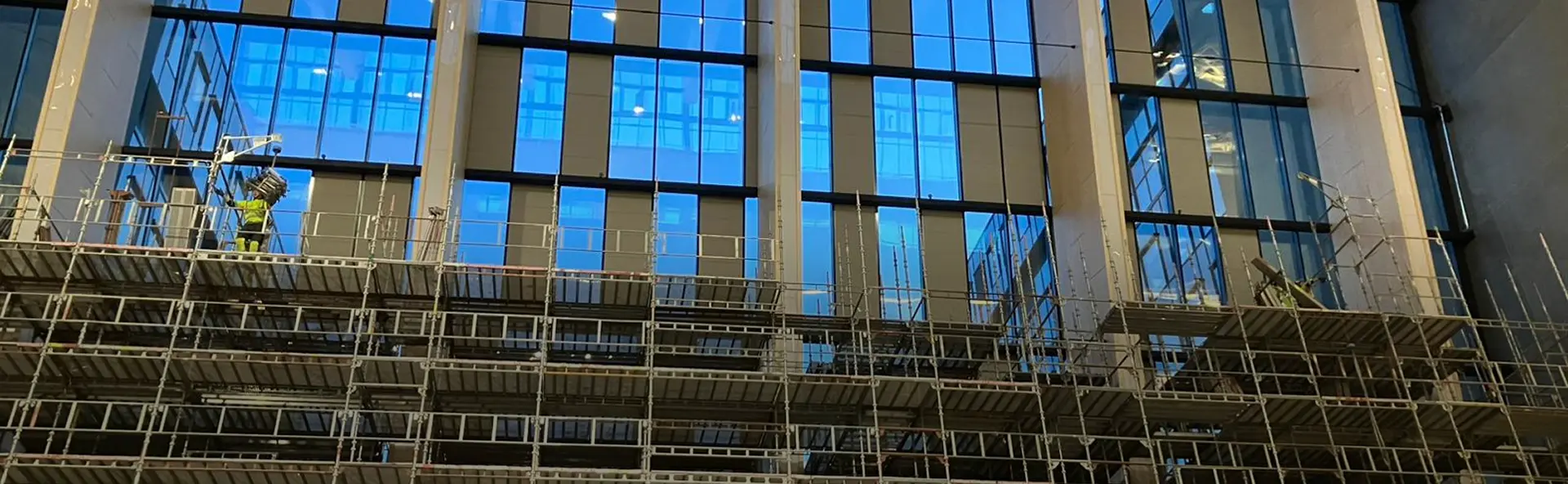 Gerüstarbeiten von XERVON Norway an der verglasten Haupthalle von Construction City