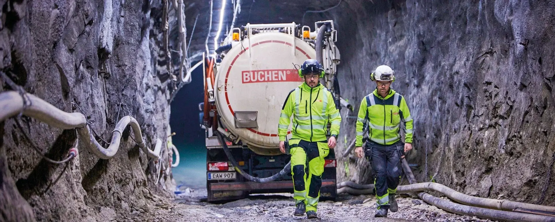 Zwei Männer vom Team BUCHEN Sweden laufen in Schutzausrüstung in der Garpenberg-Mine.